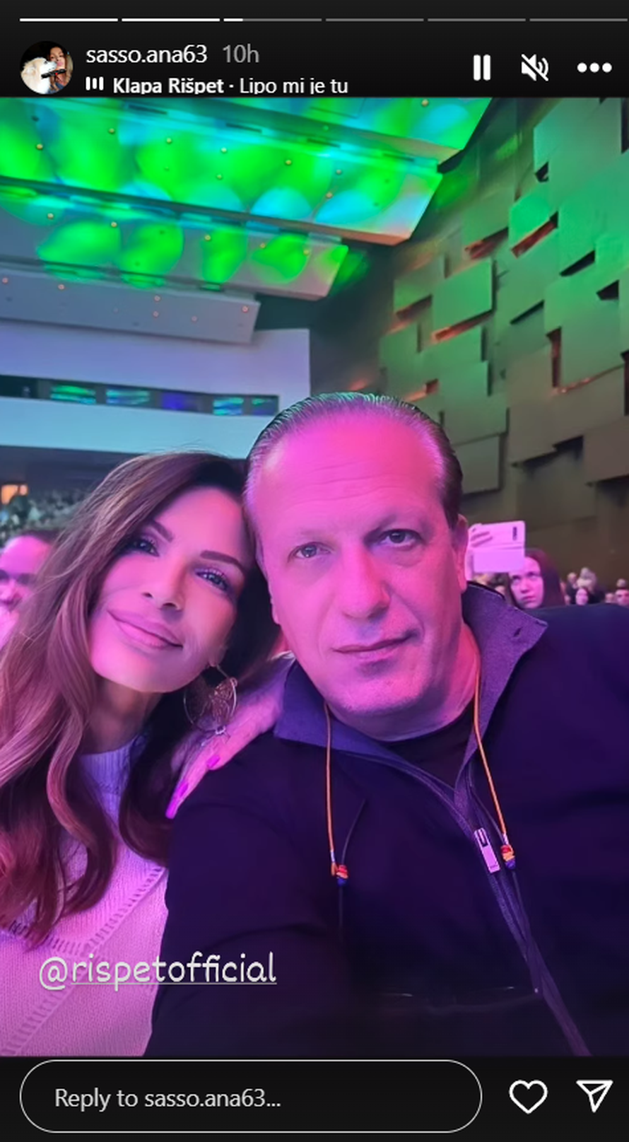 Pipi djevojka s mužem uživala na koncertu, a nitko ne vjeruje koliko joj je godina: 'Lijepa li je'