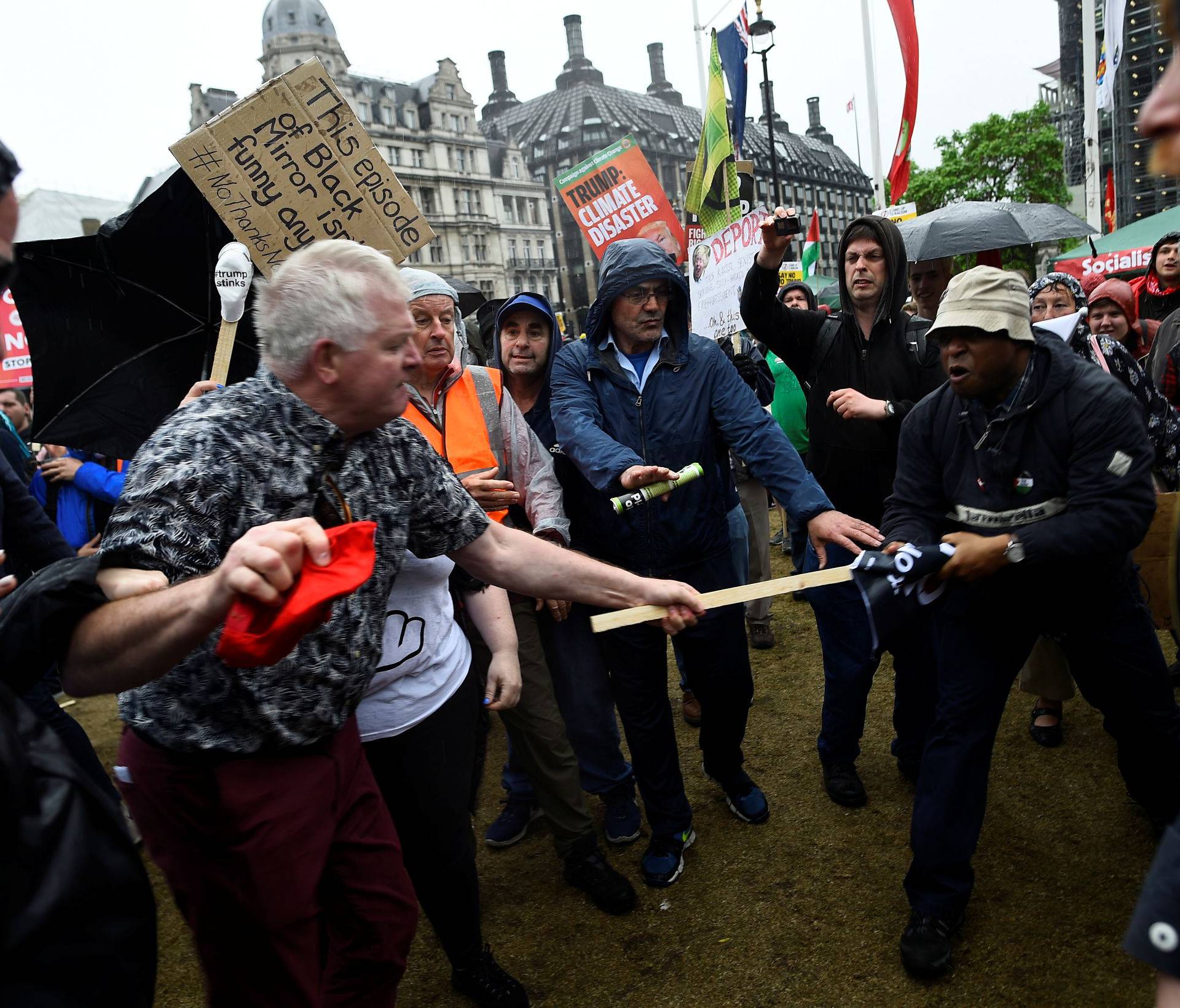 Video: Bijesna rulja u Londonu prebila je Trumpove poklonike