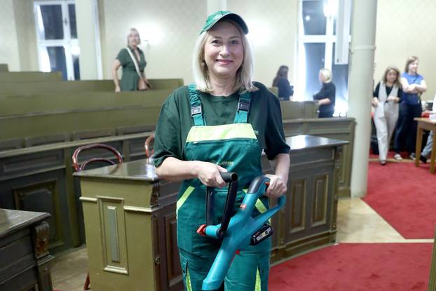 Zagreb: Zastupnica Gordana Rusak na sjednicu stigla spremna za košnju