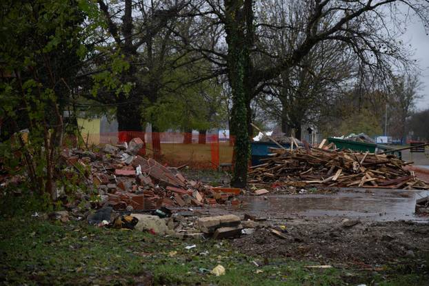 Zagreb: Uklanjanje Londoner Puba na jarunskom Otoku Veslača