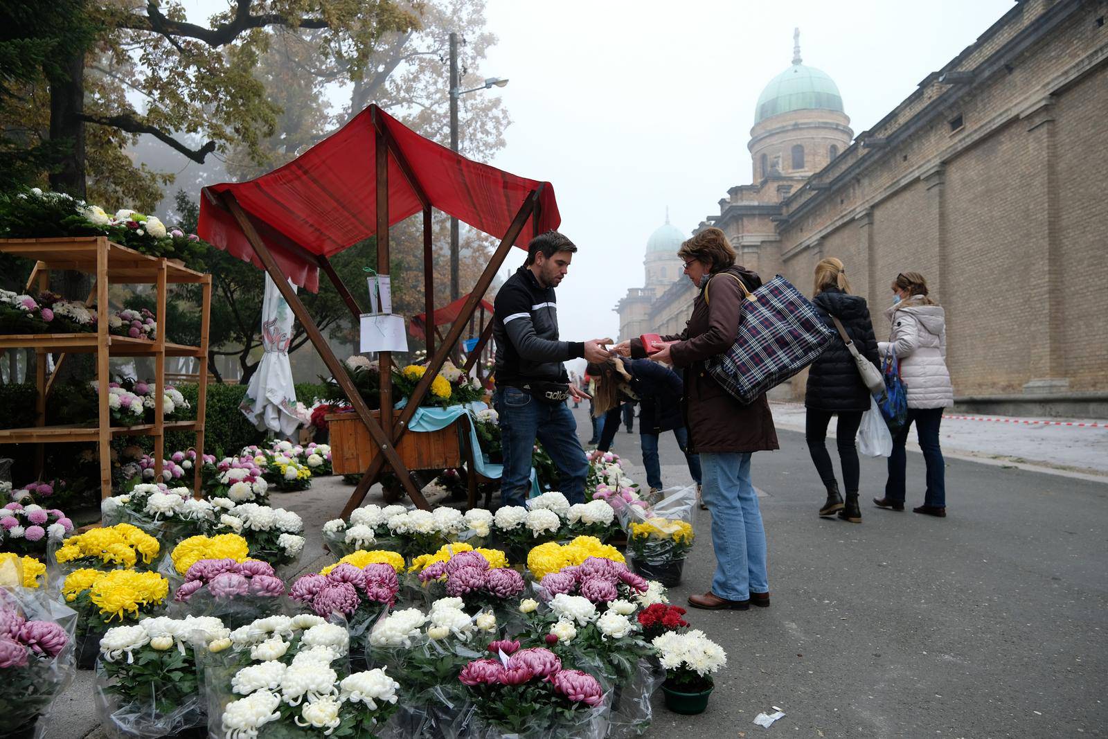 Zagreb: Obilazak grobova na groblju Mirogoj uoči blagdana Svih svetih