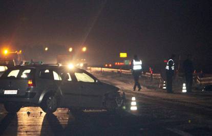 Zbog naslage snijega Renault udario u ogradu, žena stradala