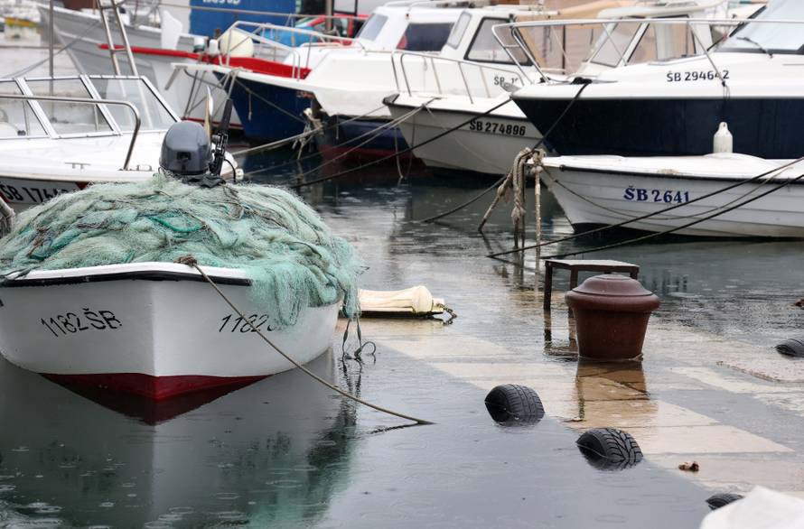 Šibenik: Jugo potopilo Dolac, cijela riva je pod morem