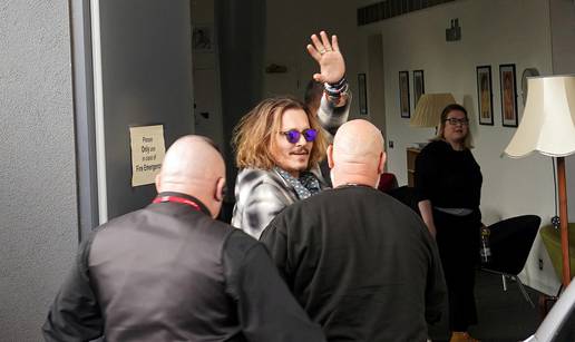 FOTO Johnny Depp se sprema za glazbenu turneju, a pobjedu na sudu slavio je u lokalnom pubu