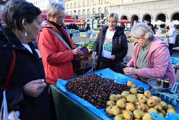 Zagreb: Na Dolac stigli prvi ovogodišnji kesteni, cijene su od 5 do 7 eura