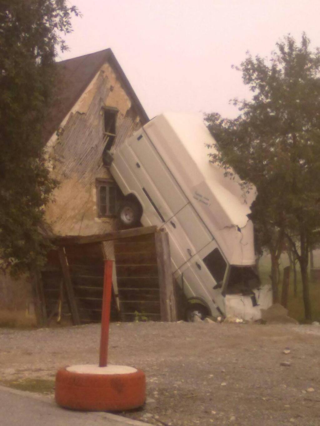 Vozač se kamionom 'priljubio' za zid kuće, pa je odšetao...