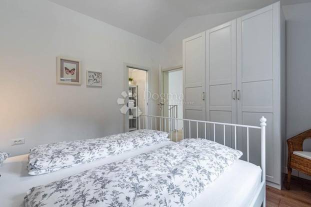 FOTO Pogledajte šarmantnu vilu u Labinu. Košta manje od pola milijuna eura, a ima i bazen