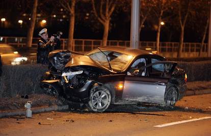 Proletio kroz živicu i u potpunosti uništio BMW 