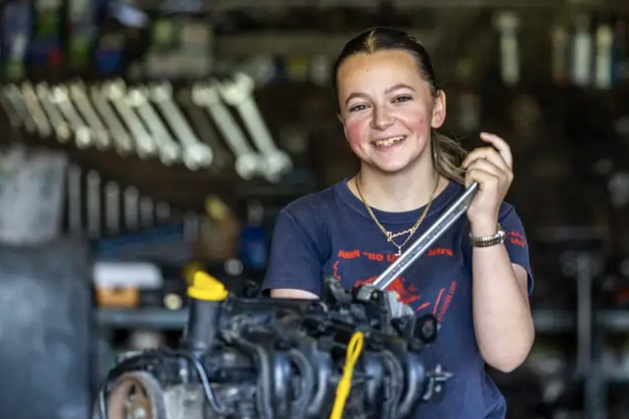 Jenny (16) &zcaron;eli biti mehani&ccaron;arka i miris benzina joj je u krvi: 'Volim gedore, utrke i karting!'