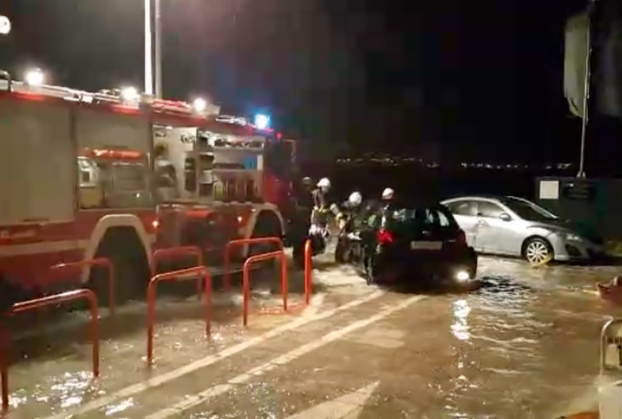 More podivljalo: Nezapamćena plima je 'progutala' automobile