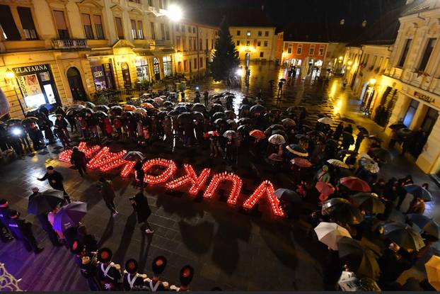 Varaždin: Riječju "Vukovar" ispisanim lampašima tradicionalno je obilježen Dan sjećanja na žrtve Domovinskog rata u Vukovaru i Škabrnji