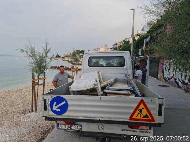 Nema rezervacije! Komunalni redari 'počistili' su jutros svih 6 kilometara plaže u Podstrani