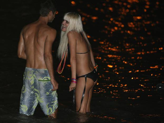 ARHIVA - 2009. Split: Uz hitove Dina Dvornika obožavatelji igrali picigin na Ba?vicama