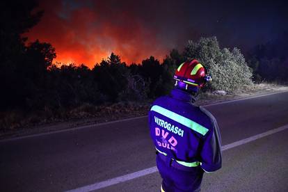 FOTO Teška noć na terenu u Zatonu: Vatrogasci i dalje gase, požar se vidi sve do Primoštena