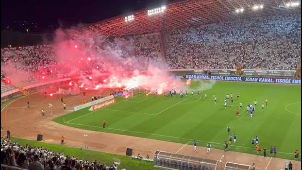 FOTO Skandal u Splitu: Torcida bakljama prvog gađala Livaju pa zasula i ostale hajdukovce!