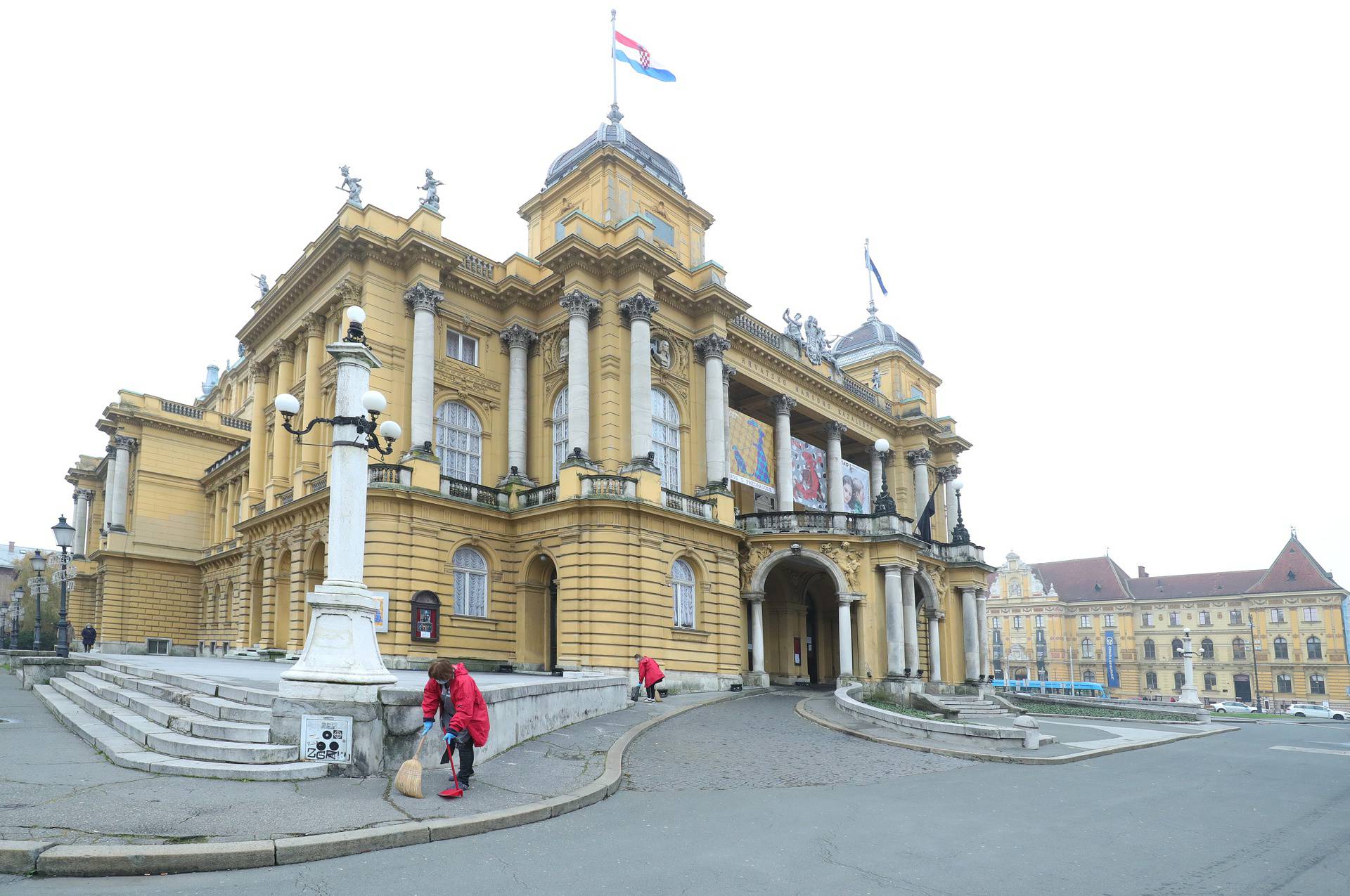 Zagreb: Čišćenje ispred zgrade HNK