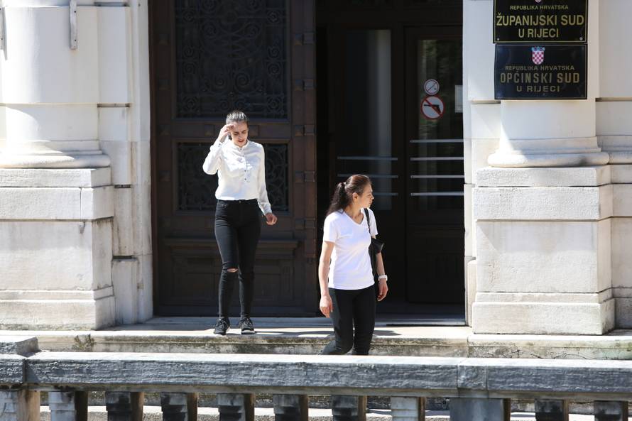 Nožem izbola sestru blizanku: 'Dajana je maltretirala Saru...'