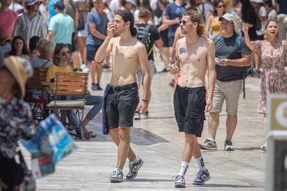 Prave ljetne vrućine u Dubrovniku, turisti preplavili stari grad