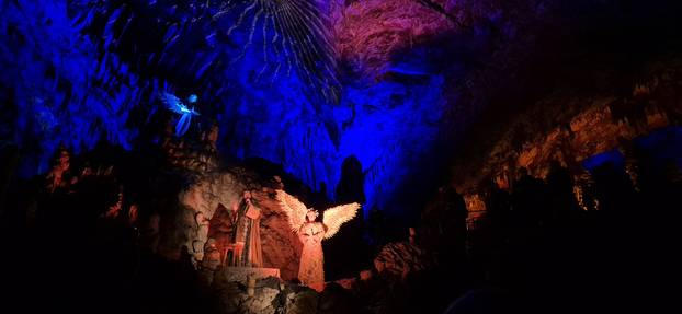 FOTO Pogledajte kako izgledaju žive jaslice u Postojnskoj jami