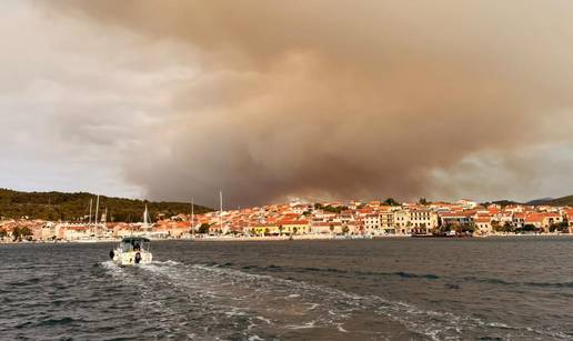 FOTO Vatrena stihija &scaron;iri se na Kor&ccaron;uli, a kod Primo&scaron;tena je 80 vatrogasaca na terenu...