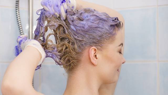 Krivo nanošenje regeneratora kosu može učiniti još masnijom