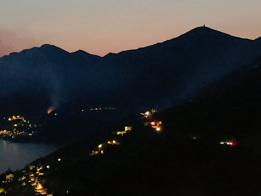 VIDEO Četiri požara kod Brela pod kontrolom, vatrogasci će ostati na terenu čitavu noć