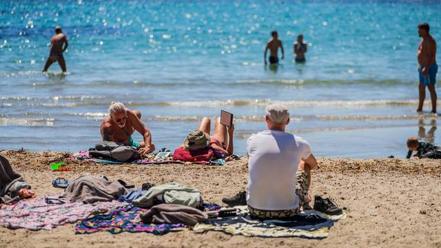 Split: Sunčani dan na plaži Firule