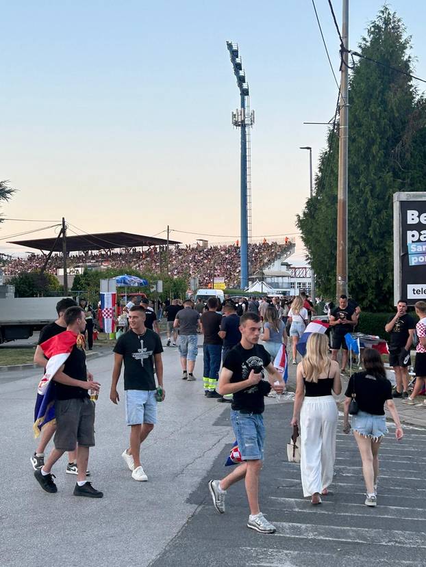 100 fotki koncerta Thompsona u Zaprešiću: Vatromet, baklje i brojna publika obilježili nastup