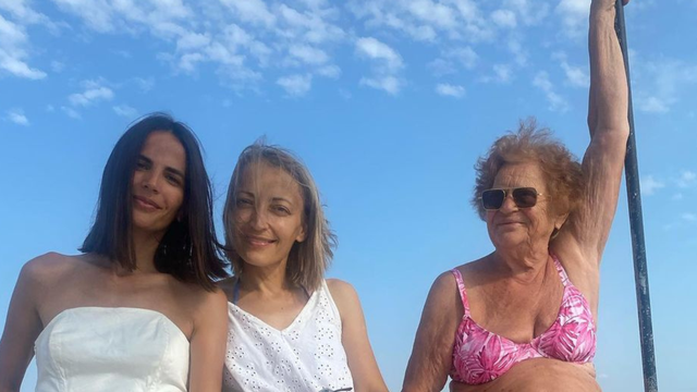 Naša manekenka podijelila fotke s plaže, a svi samo hvale njenu baku: 'Nana ukrala show'