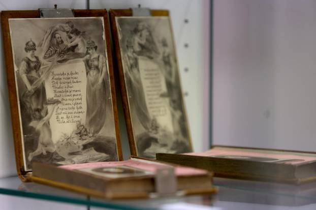 24SATA Rijeka: Izložba Muzeja spomenara pod nazivom "Tko se voli taj si piše"