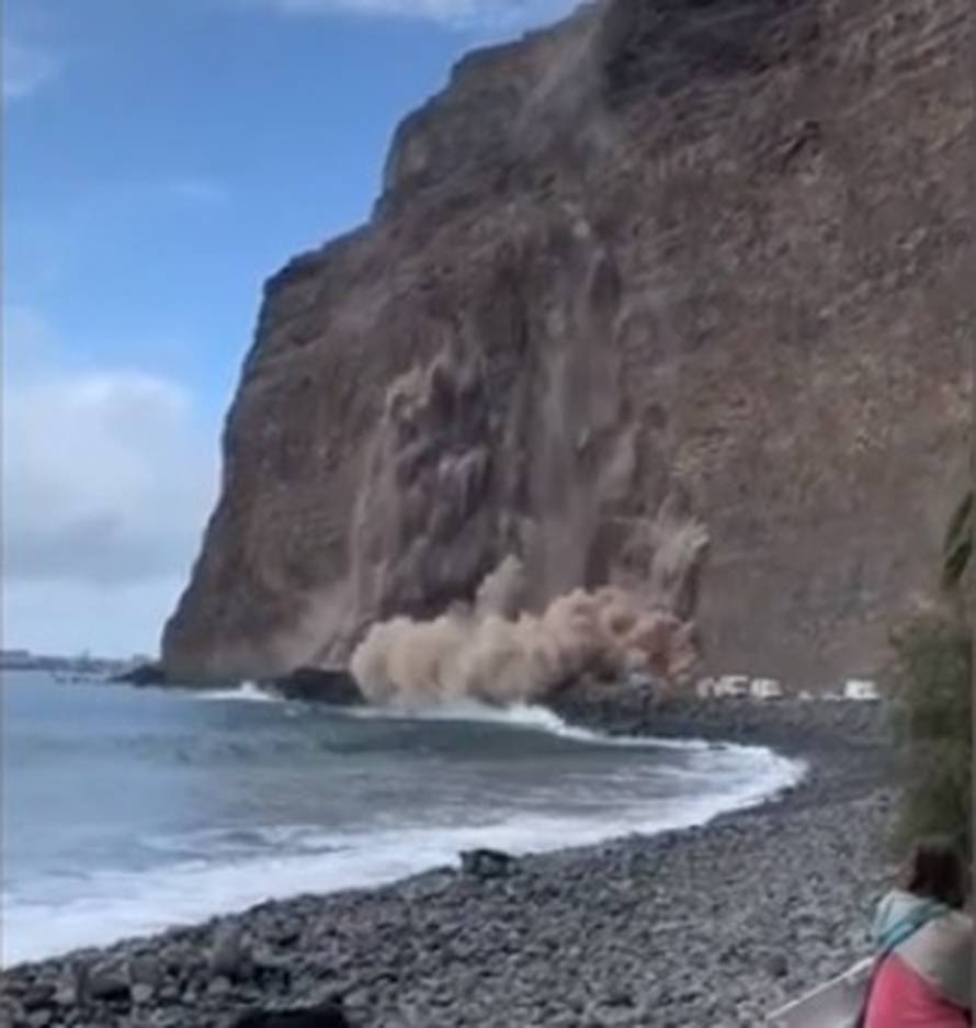 Drama na Kanarima: Snimili su trenutak urušavanja planine...