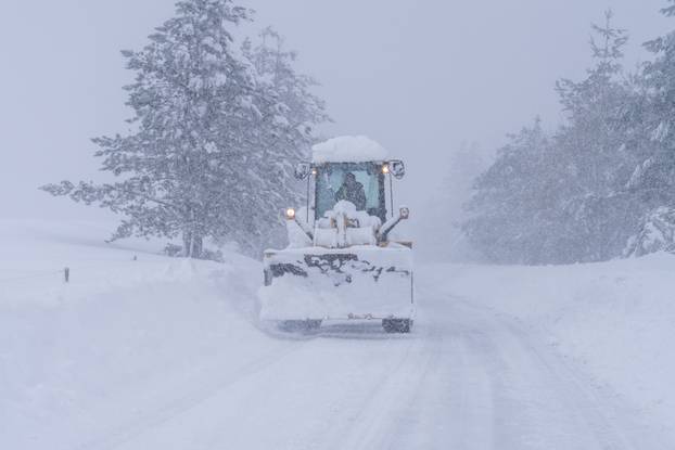U Vrhovinama i Babinom Potoku palo je oko 50 do 80 cm snijega 