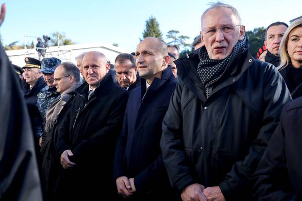Vukovar: Okupljanje ispred Memorijalne bolnice uoči početaka obilježavanja Dana sjećanja na žrtvu Vukovara i Škabrnje