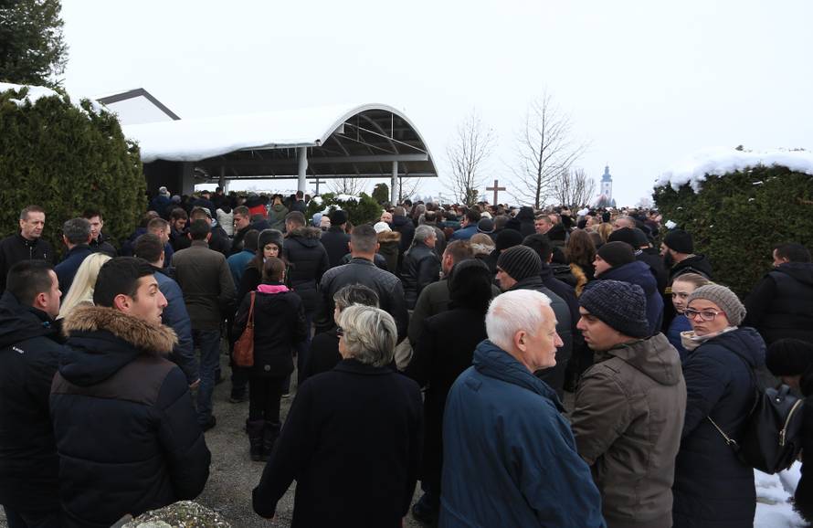 Editu Ptičar ispratile su tisuće: 'Za tebe bi uvijek bilo prerano'