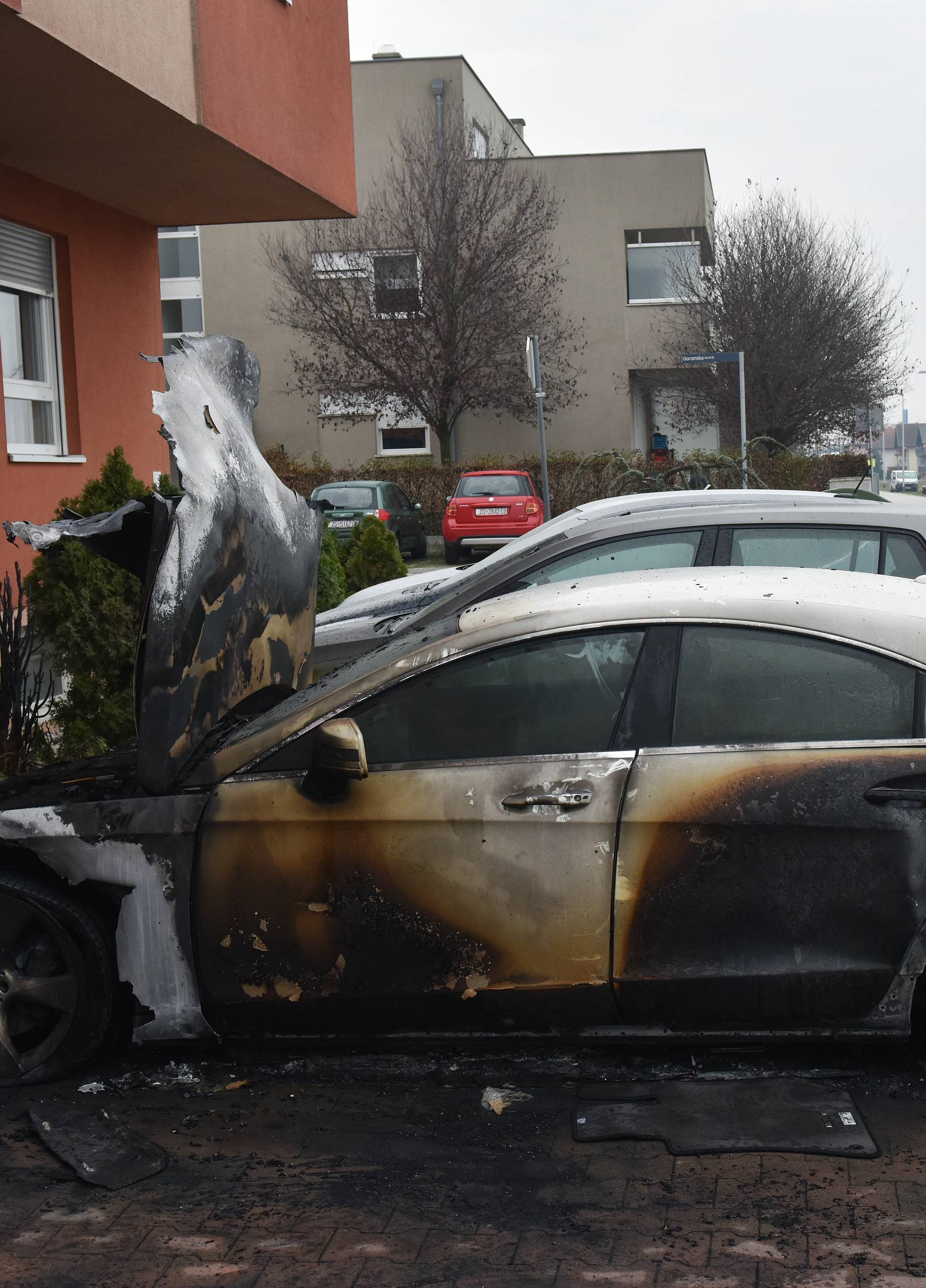 U Novom Zagrebu gorjela dva auta: 'Čuli smo eksploziju...'