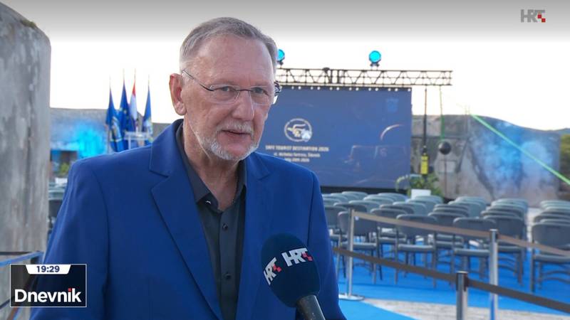 Kakav modni iskorak ministra! Davor Božinović pojavio se u odvažnom plavom sakou