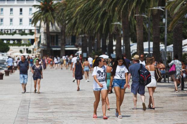 Ulice i plaže na Hvaru u vrhuncu turisitčke sezone