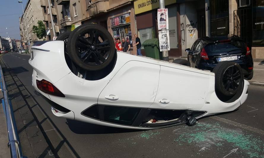 Sudarila se tri auta u Zagrebu:  Jedan od njih završio na krovu