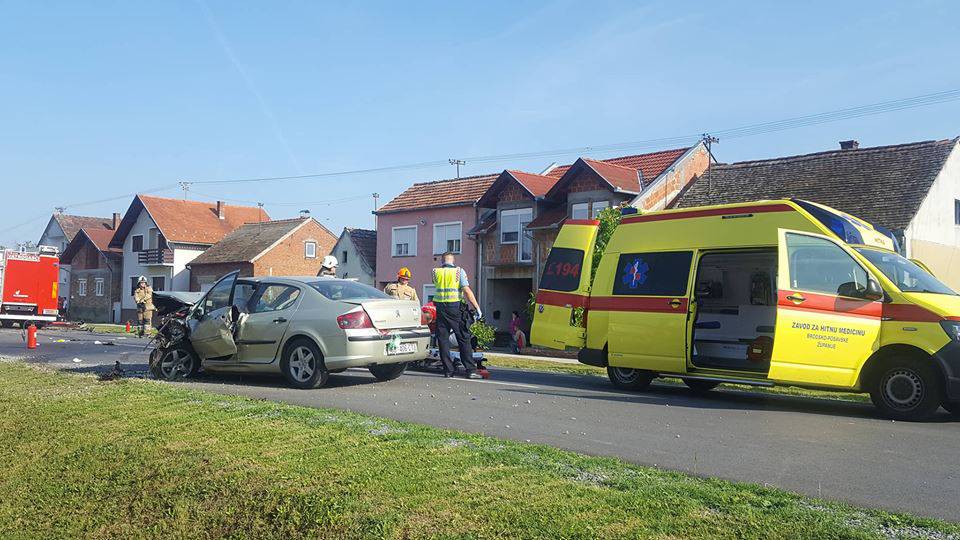 U stravičnom sudaru poginuo vozač: Oba auta su smrskana!