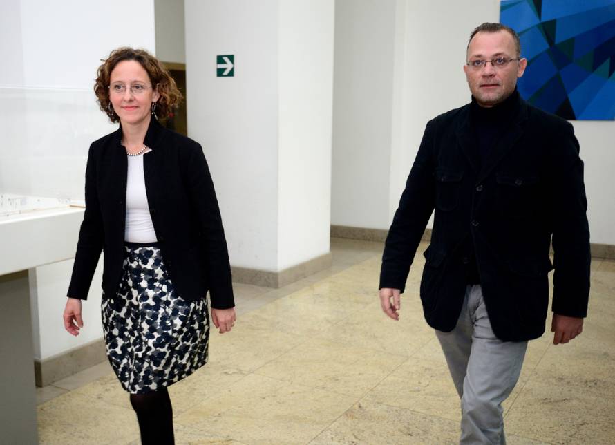 Kavalir Hasanbegović dočekao svoju nasljednicu s cvijećem