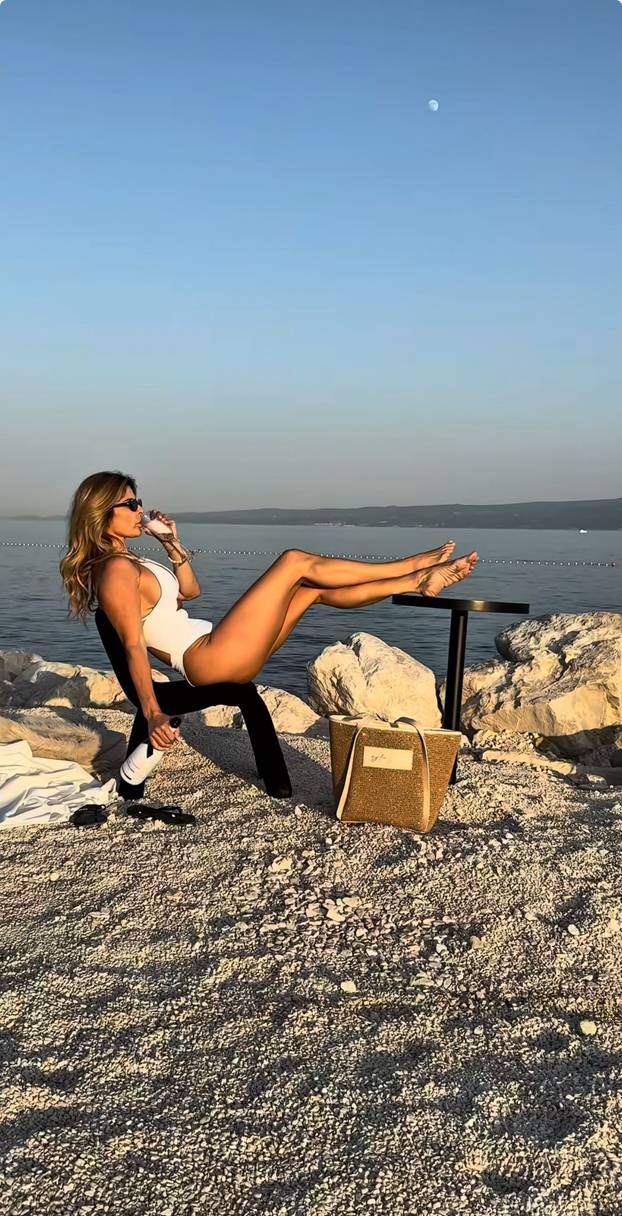 FOTO Mami Renati zamjerili jer se fotka u tangicama. Bolje da onda ne gledaju ovih 50 fotki...