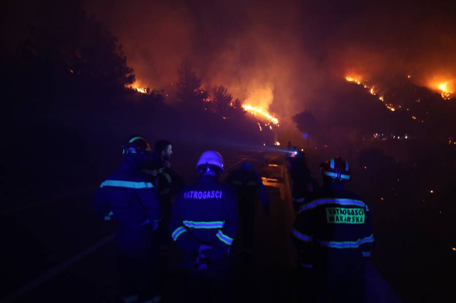 Zapalio travu uz prugu: Nisu mogli ugasiti vatru pa pobjegli