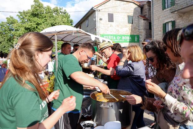Kaštel Kambelovac: Održana tradicionalna Fešta o boba