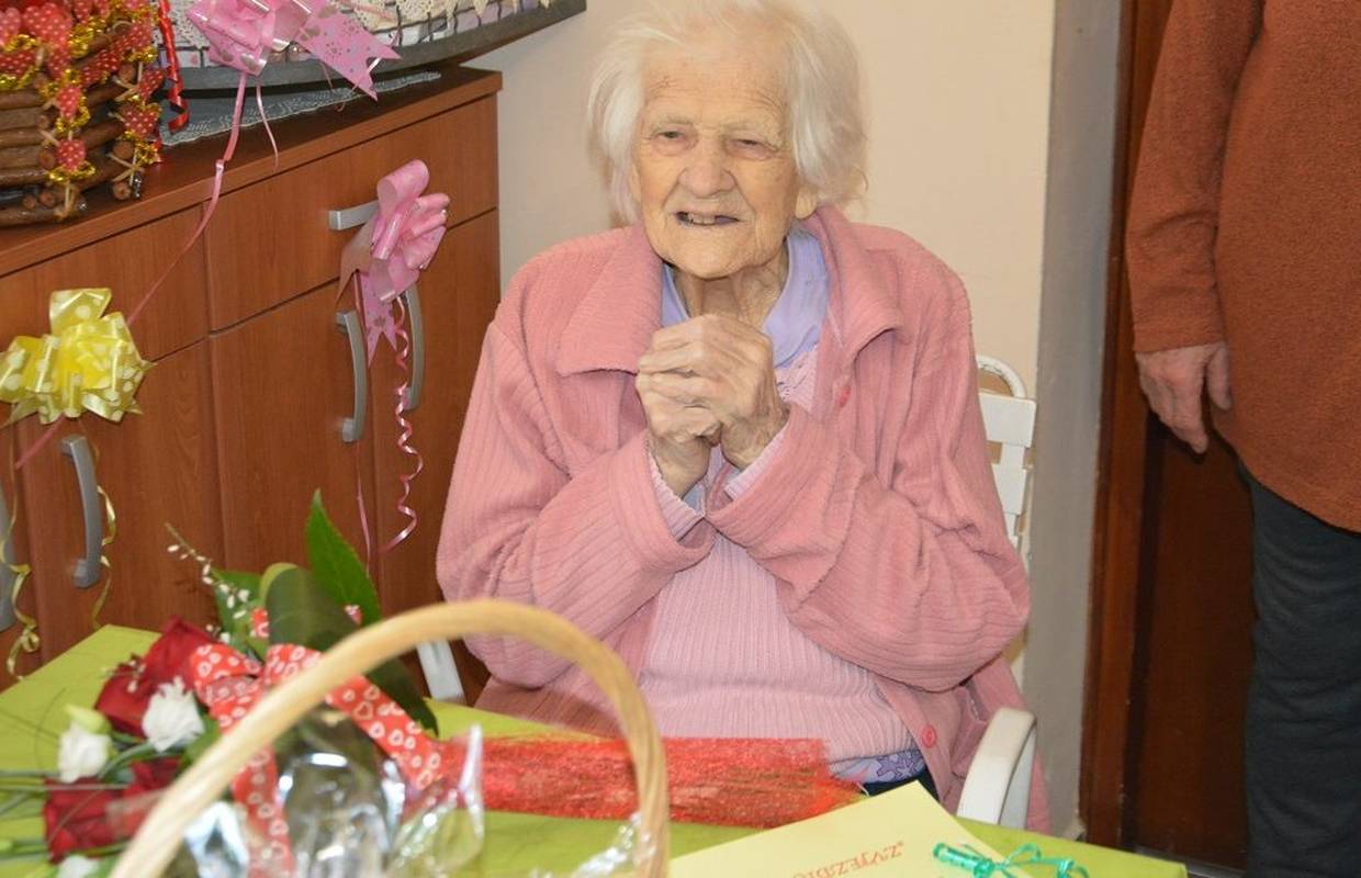 Baka Fanika (104) recitira bez muke pjesmu iz osnovne škole