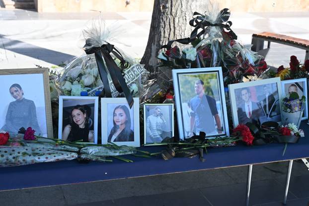 Brojni stanovnici Kočana oplakuju poginule na dan njihova sprovoda