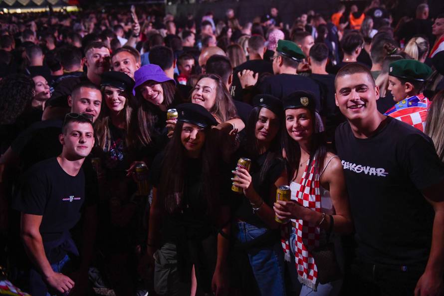 Obožavatelji na velikom koncertu Marka Perkovića Thompsona u Sinju