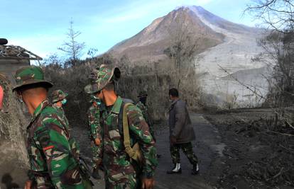 U erupciji vulkana u Indoneziji umrlo šest ljudi, troje kritično