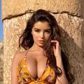 Demi Rose razbuktala je maštu: Grudi prekrila 'naljepnicama'...