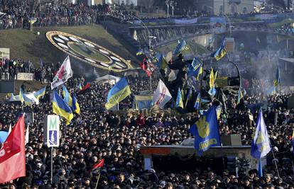Na ulicama Kijeva ponovno deseci tisuća prosvjednika