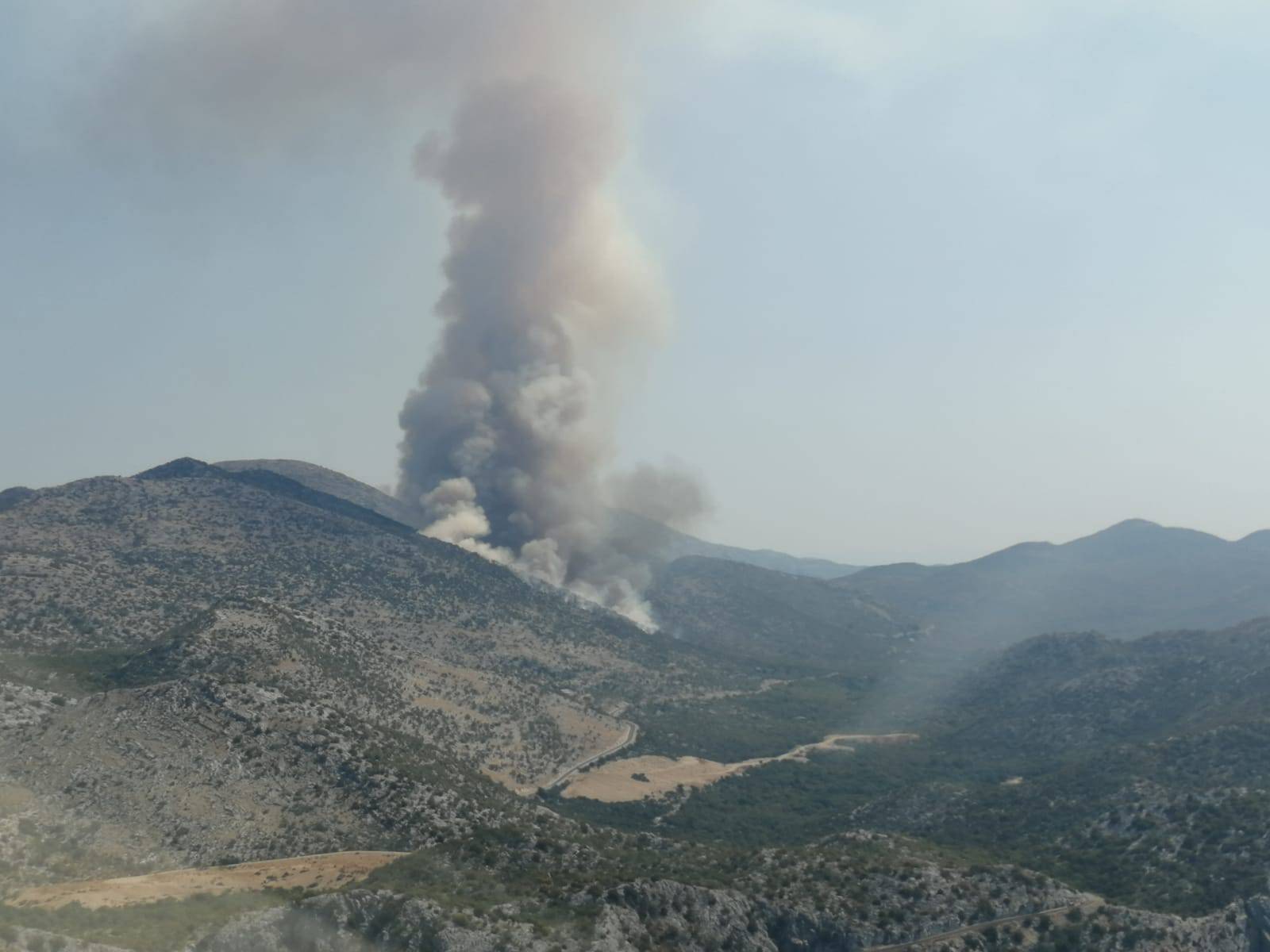 Veliki požar na Biokovu: Uz šest aviona s buktinjom se bore i sve dostupne snage iz Makarske